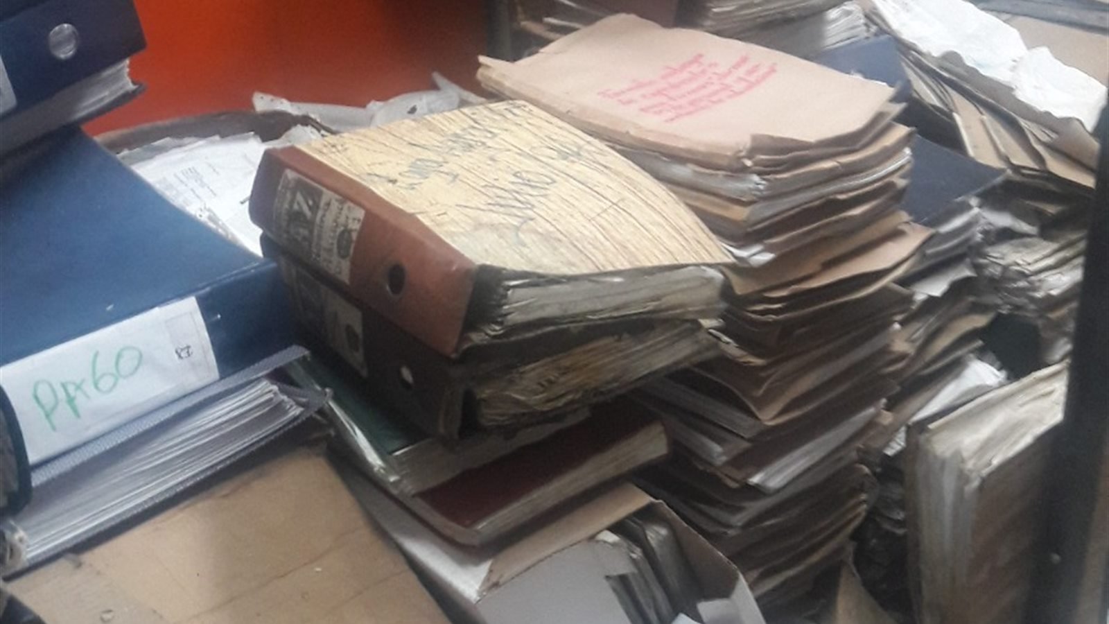 Documentos amontonados y deteriorados, sin clasificar, antes de la intervención de SOS Archivos