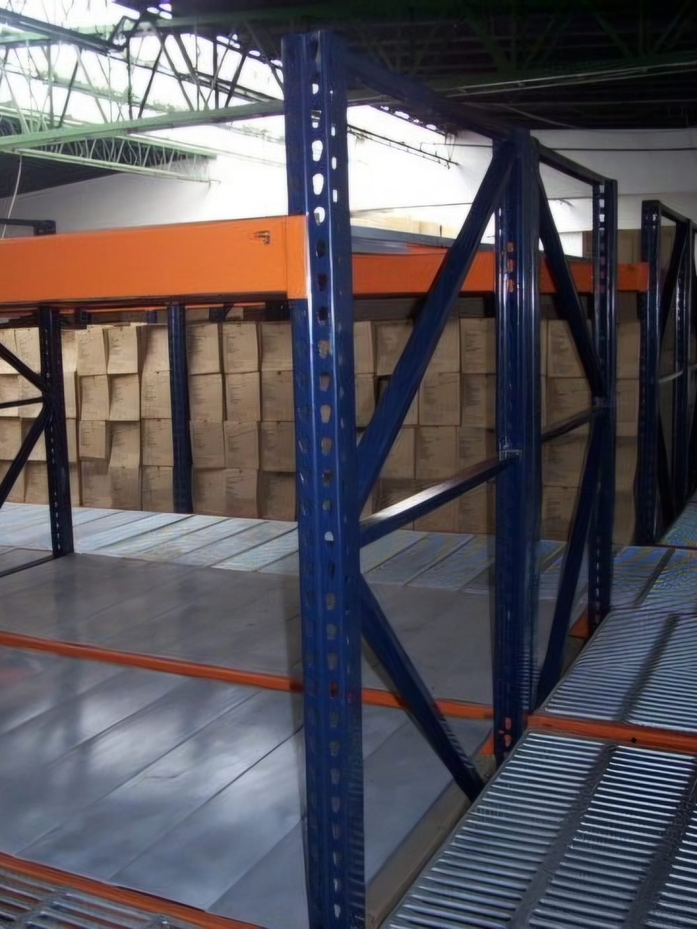 Estanterías metálicas del depósito de SOS Archivos con cajas de archivo apiladas al fondo